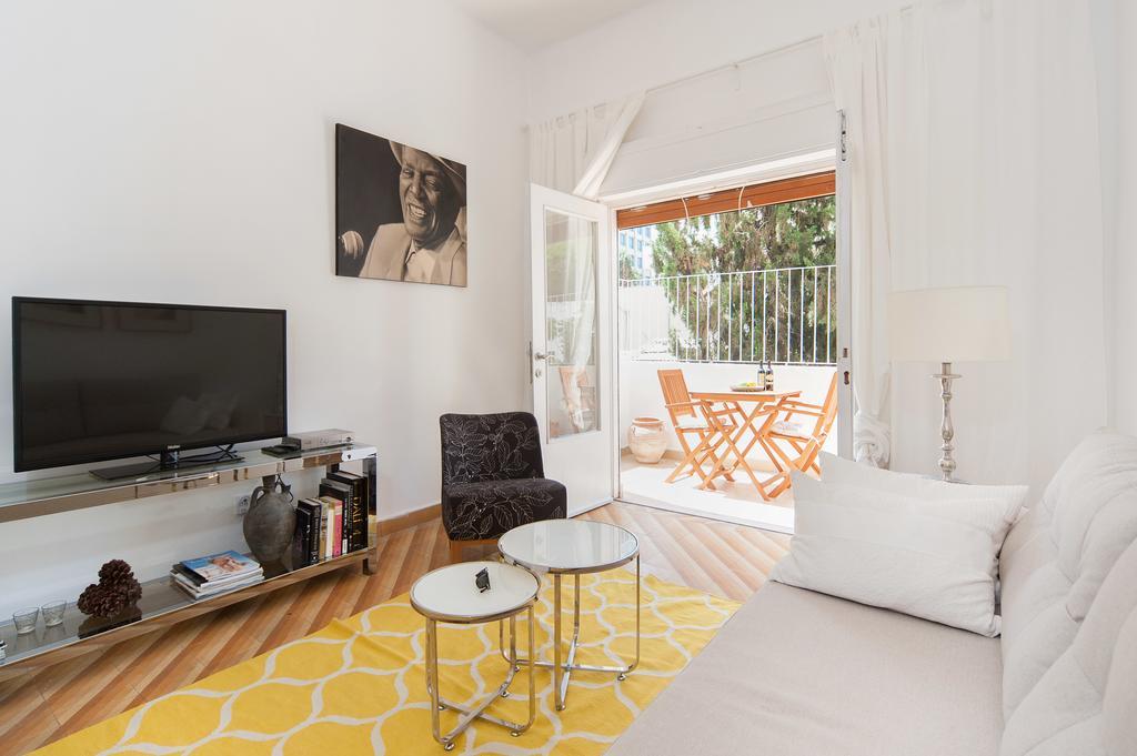 Charming 2Bd Apt W/ Balcony By Sea N' Rent 텔아비브 객실 사진
